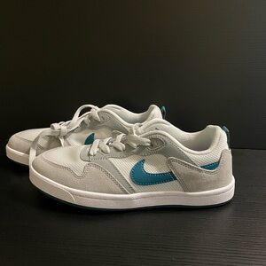 New Nike Kids' Sneakers in Gray and Teal size 4.5Y in box